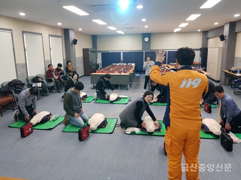 금산소방서(서장 채수철)는 지난 14일과 15일, 이틀에 걸쳐 국제로타리3680지구 회원(김석곤 도의원 등 71명)을 대상으로 응급처치․심폐소생술(CPR)교육을 실시했다.