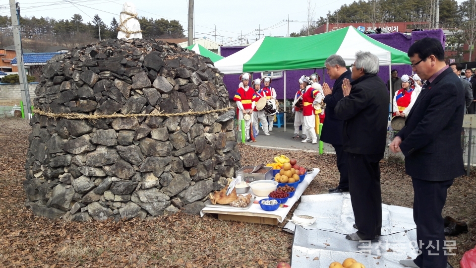 문정우 군수와 김종학 군의장이 탑제에 참여해 제사를 지내고 있다.