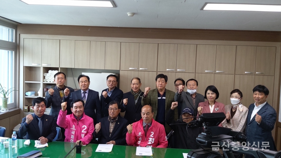 지난 17일 오후 2시, 미래통합당 박우석 예비후보가 금산군청 3층 브리핑룸에서 기자회견을 했다.