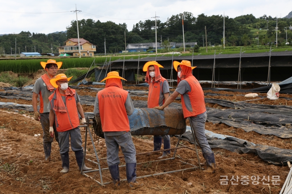 수해 복구에 참여한 자원봉사자들