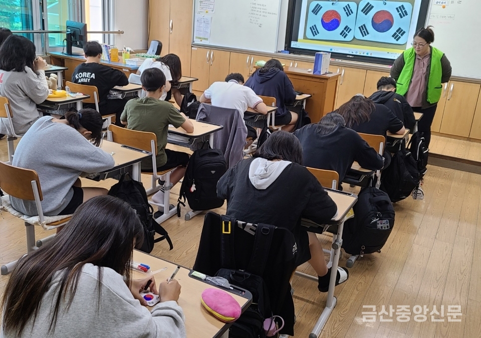 금산동중, 학부모회 '나라사랑 태극기 가방고리 만들기' 체험행사