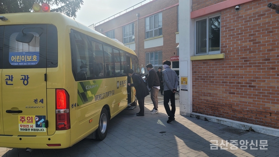 충남 어린이 통학버스 합동 점검반이 천안 광덕초등학교를 방문하여 어린이 통학버스 현장 점검을 실시하고 있다.